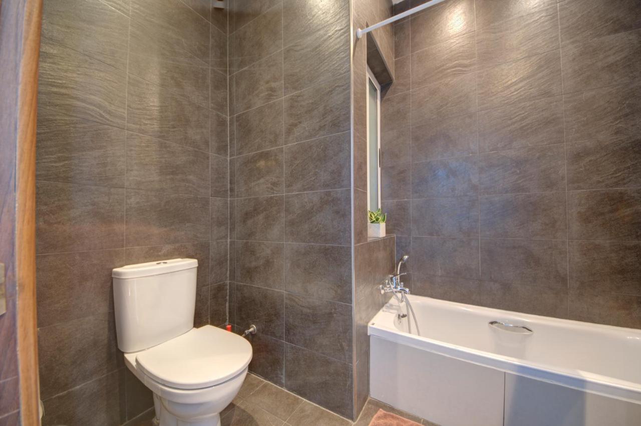 St Julians 2 Bedroom With Commanding Seaviews By Shortletsmalta Apartament